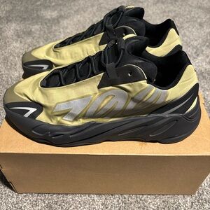 YEEZY 700 GREEN COLOR